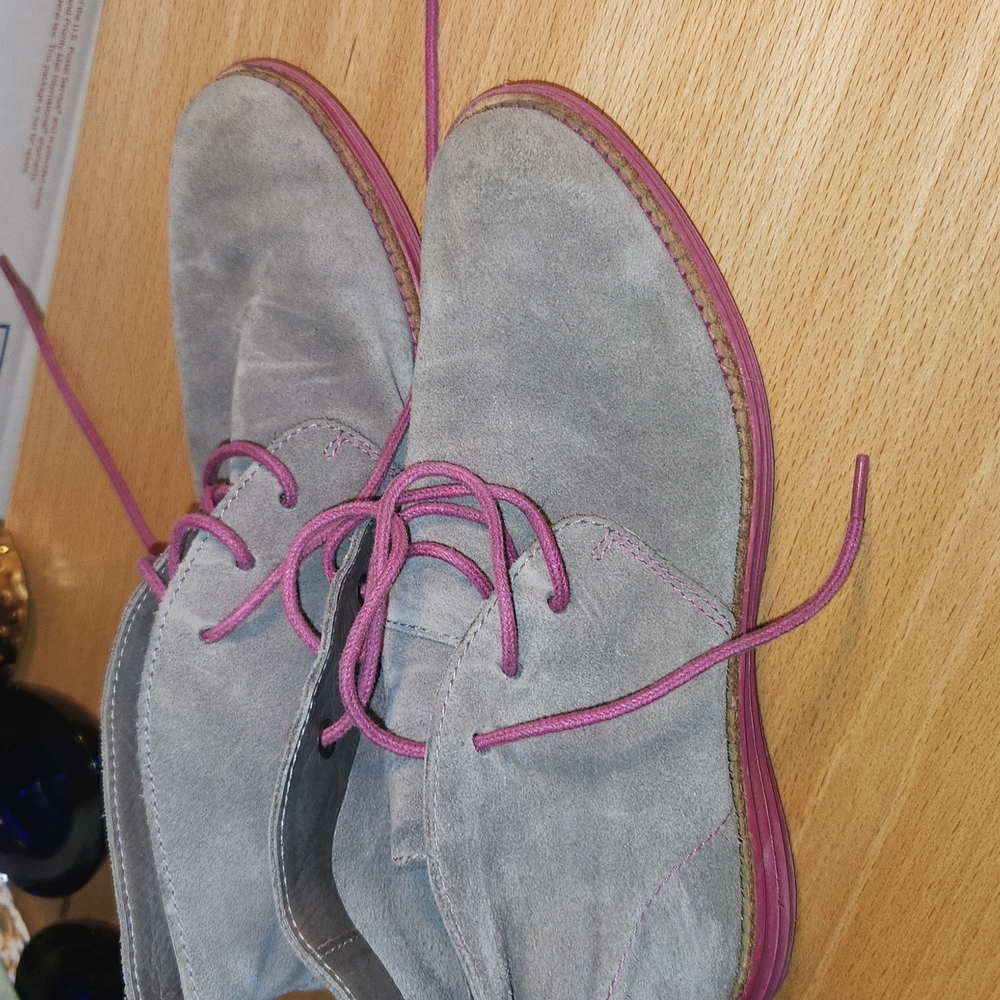 Cole Haan Chukkas size 5B gray suede. pink sole - Picture 3 of 7